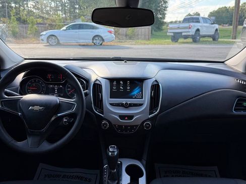Used 2017 Chevrolet Cruze LS FWD image 18