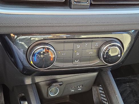 Used 2025 Chevrolet TrailBlazer LT AWD/4WD image 28