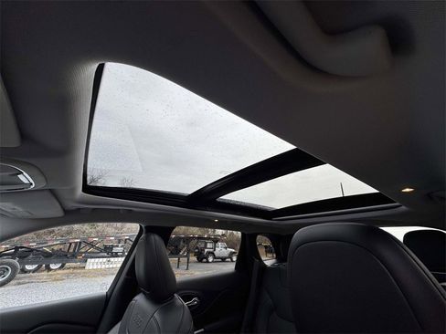 Used 2022 Jeep Cherokee Latitude Lux w/ Sun & Sound Group image 4