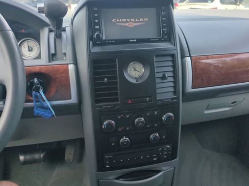 Used 2008 Chrysler Town & Country Touring FWD image 23