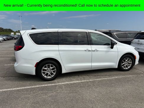 Used 2024 Chrysler Pacifica Touring-L FWD image 3