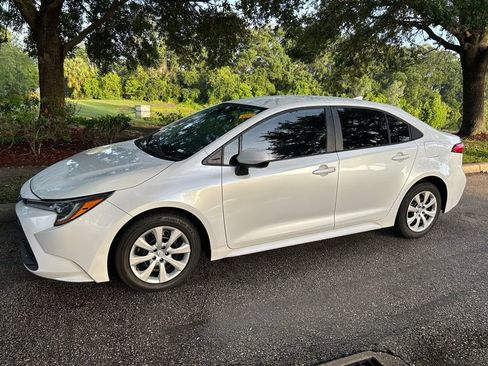 Used 2023 Toyota Corolla LE FWD image 2