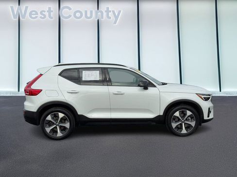 Certified 2025 Volvo XC40 B5 Plus image 2