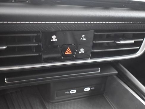 Used 2025 Volkswagen Atlas SE FWD image 17