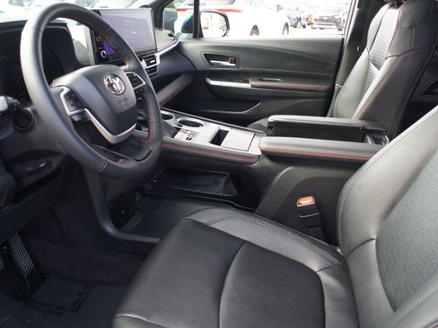 Used 2025 Toyota Sienna XSE w/ XSE Plus Package image 14