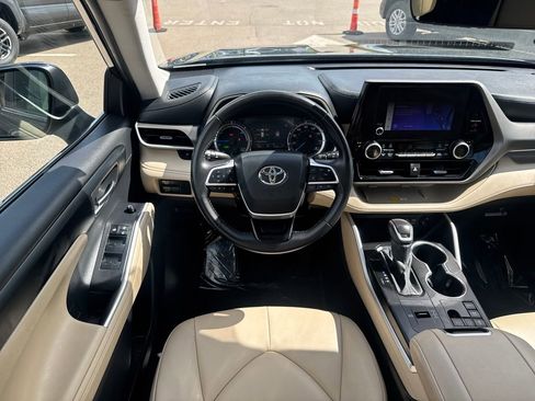Used 2025 Toyota Highlander XLE AWD/4WD image 23