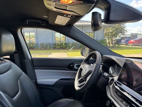 Used 2025 Jeep Compass Limited AWD/4WD image 11