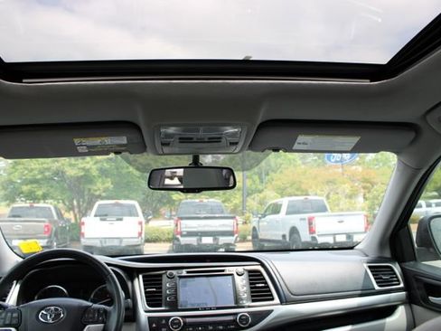 Used 2016 Toyota Highlander XLE FWD image 10