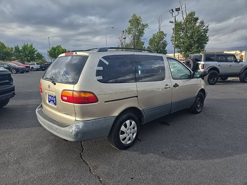 Used 2000 Toyota Sienna LE FWD image 5
