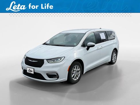 Used 2023 Chrysler Pacifica Touring-L image 1