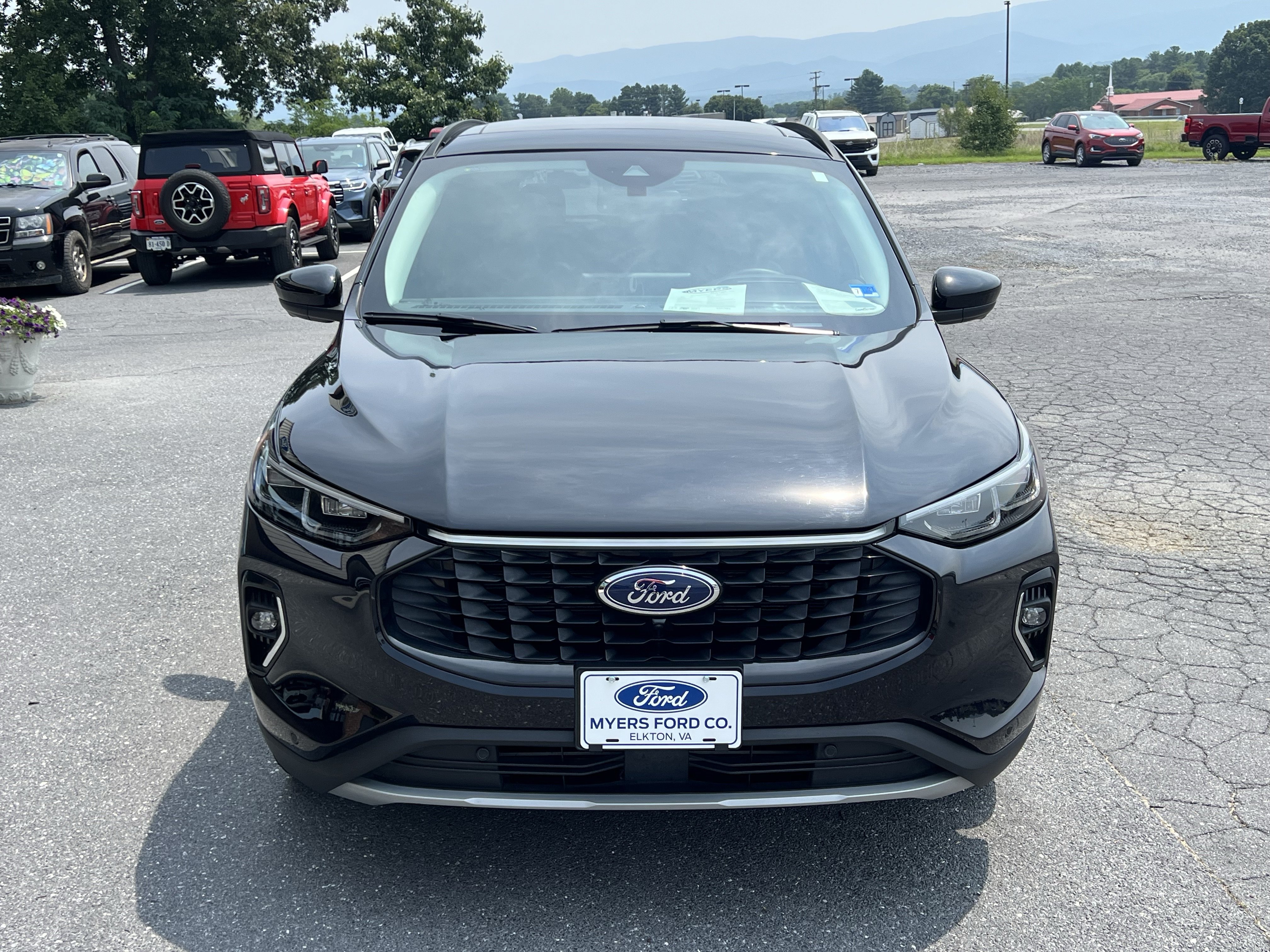 Used 2023 Ford Escape Platinum w/ Premium Technology Package AWD/4WD image 3