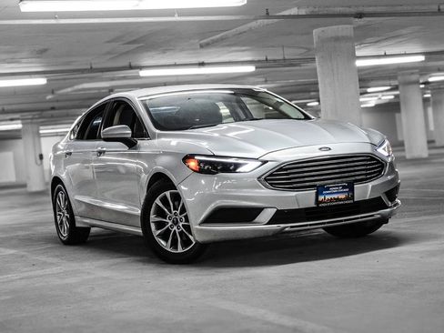 Used 2017 Ford Fusion SE w/ Fusion SE Technology Package FWD image 4