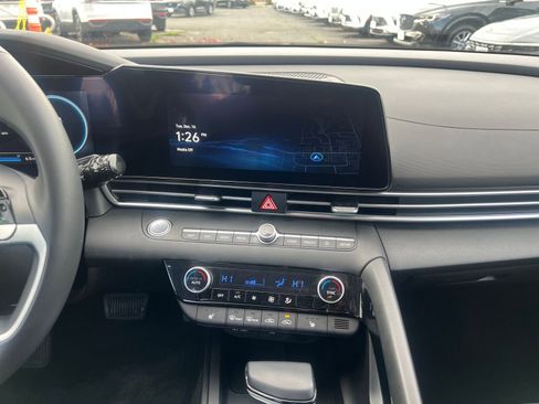 Used 2025 Hyundai Elantra SEL image 18