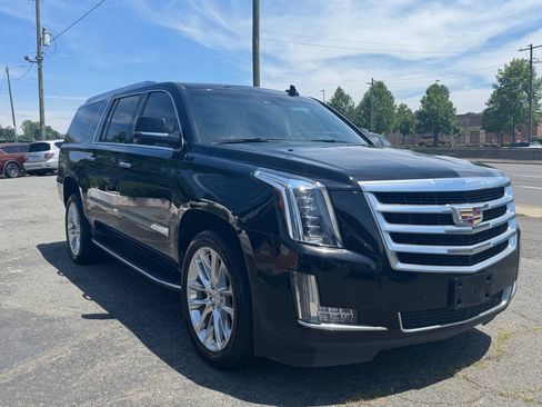 Used 2017 Cadillac Escalade ESV Luxury RWD image 2