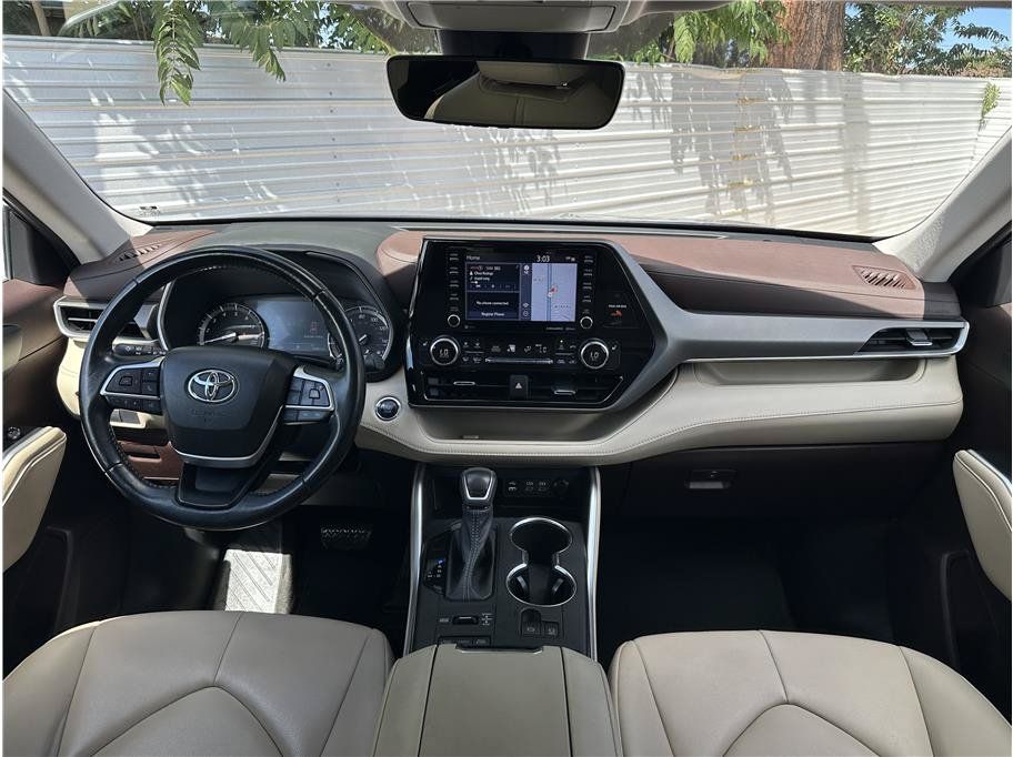 Used 2022 Toyota Highlander XLE AWD/4WD image 20