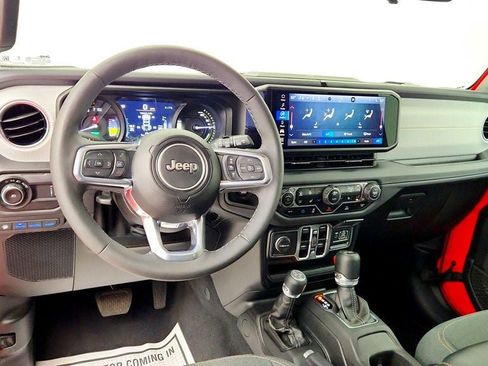 Used 2025 Jeep Wrangler Unlimited Sahara AWD/4WD image 11