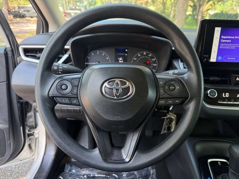 Used 2025 Toyota Corolla LE FWD image 28