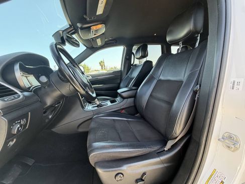 Used 2020 Jeep Grand Cherokee Laredo w/ Laredo X Package RWD image 9