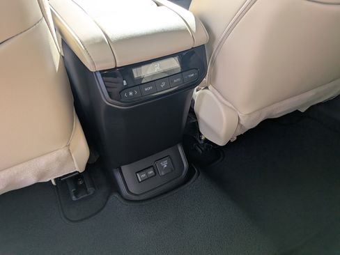 Used 2024 Toyota Highlander Limited image 14