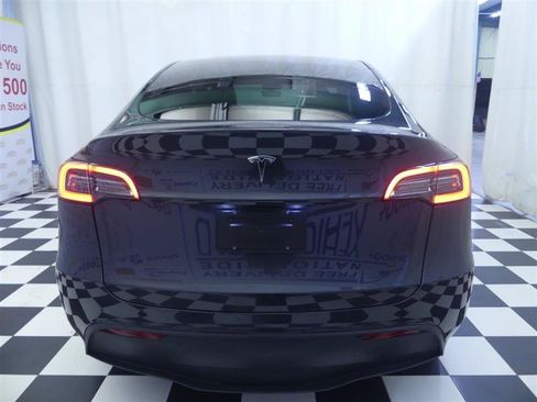 Used 2024 Tesla Model Y 2WD image 5