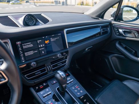 Certified 2024 Porsche Macan AWD/4WD image 17