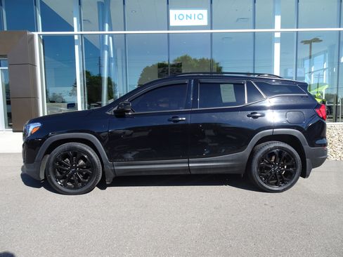 Used 2019 GMC Terrain SLE w/ Black Edition FWD image 2