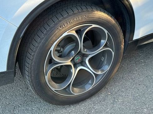 Used 2019 Alfa Romeo Stelvio Ti image 4