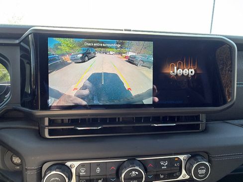 Used 2025 Jeep Wrangler Unlimited Rubicon 4xe w/ Convenience Group AWD/4WD image 33