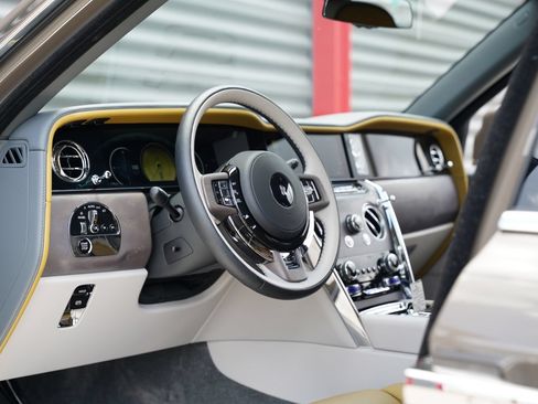 Used 2025 Rolls-Royce Cullinan AWD/4WD image 2