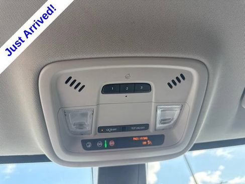 Used 2020 Chevrolet Traverse Premier FWD image 17