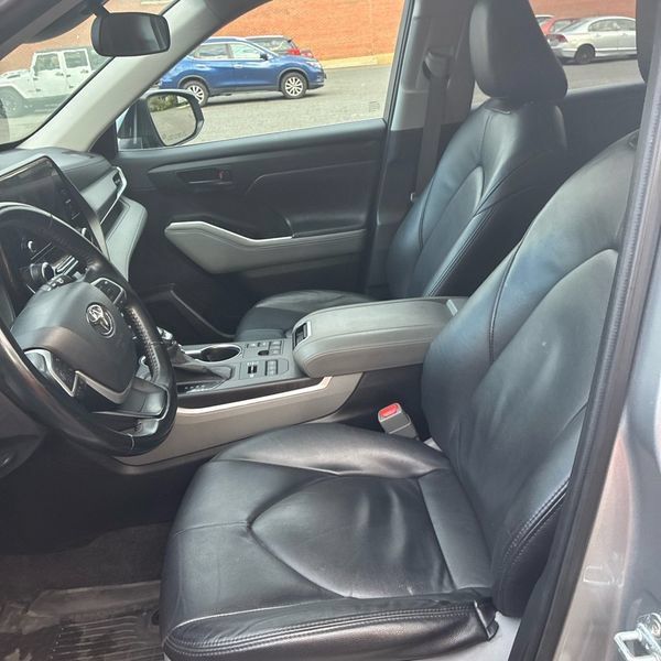 Used 2023 Toyota Highlander LE AWD/4WD image 3