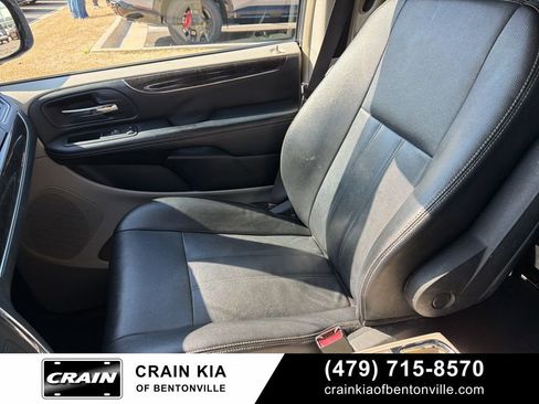 Used 2016 Chrysler Town & Country Touring image 33