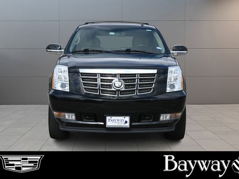 Used 2011 Cadillac Escalade Luxury image 2