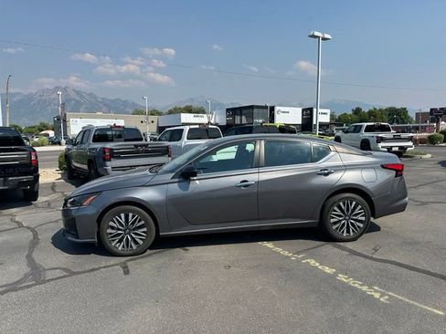 Used 2024 Nissan Altima 2.5 SV AWD/4WD image 7