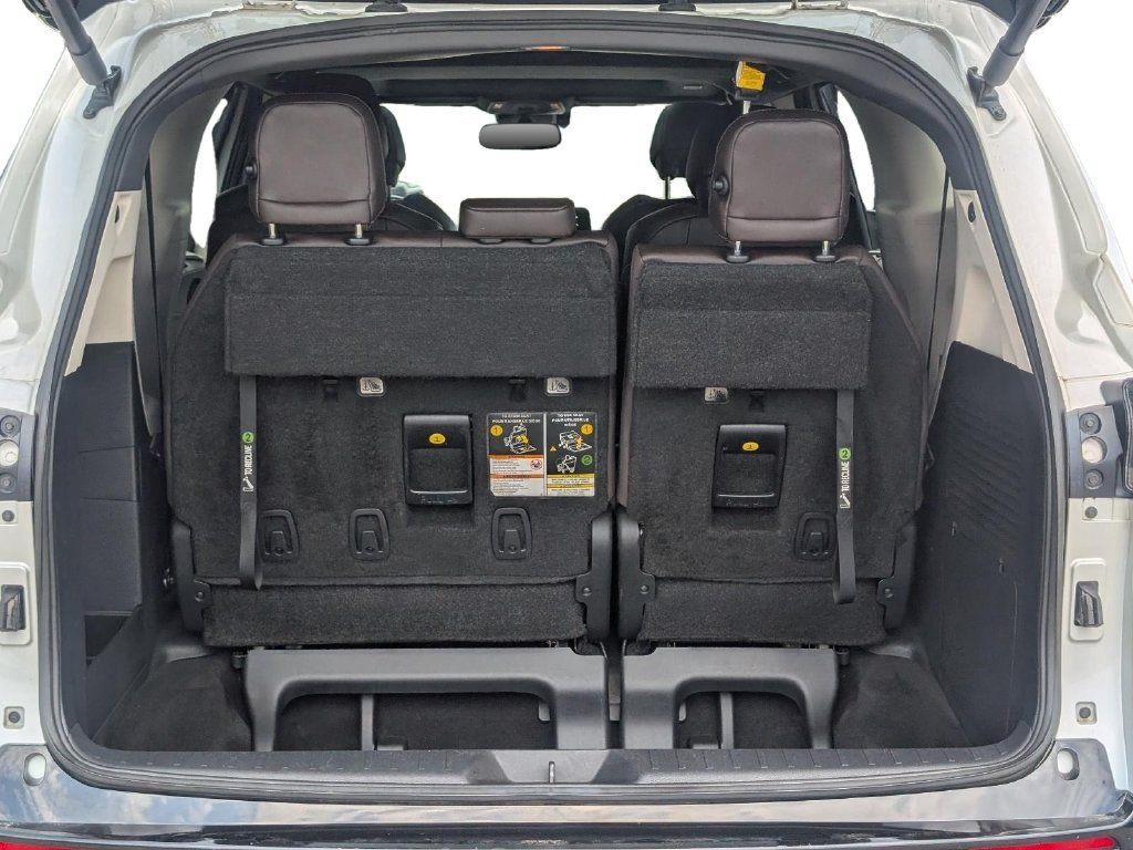 Used 2023 Toyota Sienna Platinum FWD image 9
