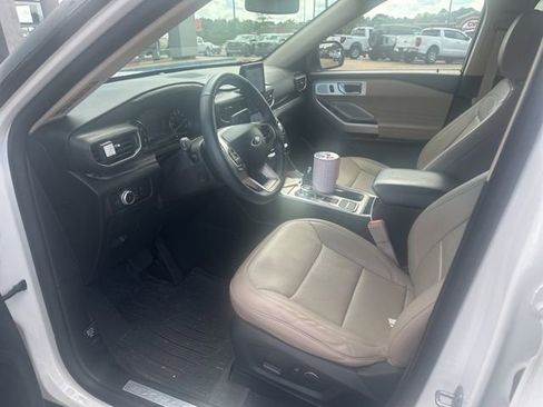 Used 2022 Ford Explorer Limited w/ Limited Technology Package RWD image 5