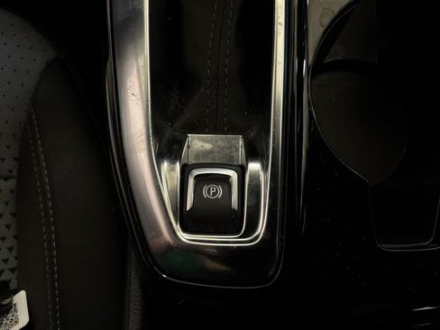 Used 2025 Chevrolet Trax LT w/ LT Convenience Package FWD image 24