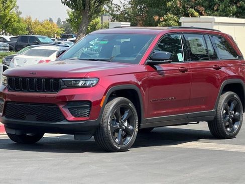 New 2025 Jeep Grand Cherokee Altitude image 8