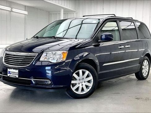Used 2016 Chrysler Town & Country Touring w/ Driver Convenience Group FWD image 2