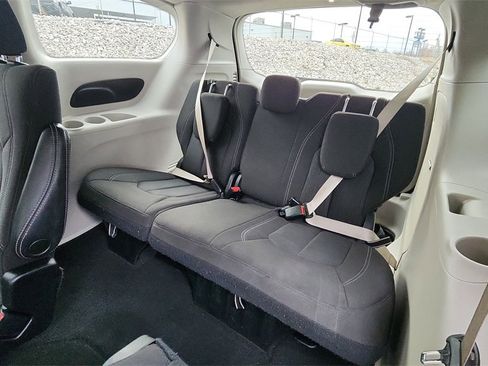 Used 2022 Chrysler Voyager LX image 26