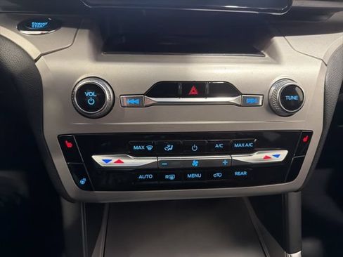 Used 2022 Ford Explorer XLT w/ Equipment Group 202A AWD/4WD image 27