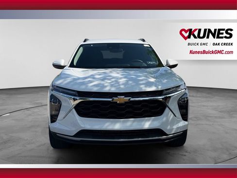 Used 2025 Chevrolet Trax LT w/ LT Convenience Package FWD image 3