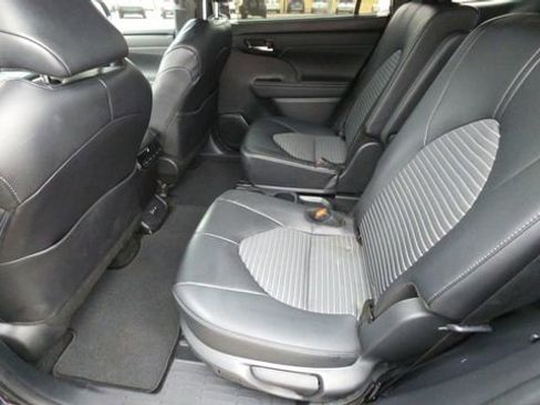 Used 2024 Toyota Highlander XSE image 18