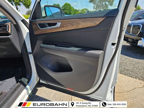 Used 2024 Volkswagen Atlas SE w/ Panoramic Sunroof Package FWD image 27