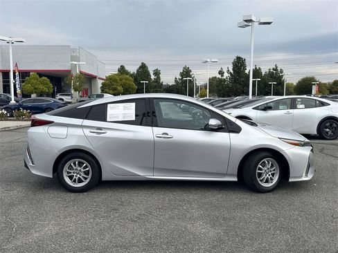 Used 2017 Toyota Prius Prime Premium image 3