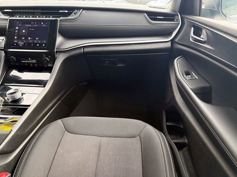 Used 2023 Jeep Grand Cherokee L Laredo image 17