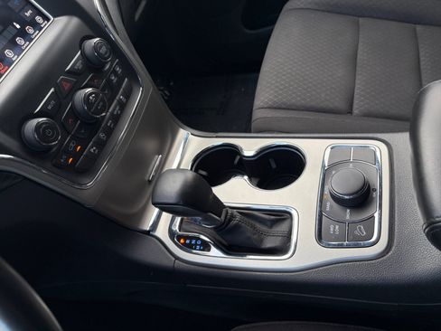 Used 2019 Jeep Grand Cherokee Laredo AWD/4WD image 26