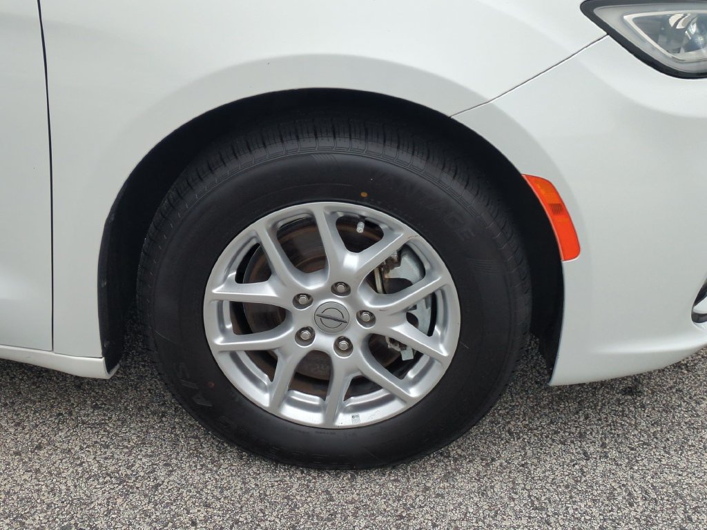 Used 2023 Chrysler Pacifica Touring-L FWD image 10