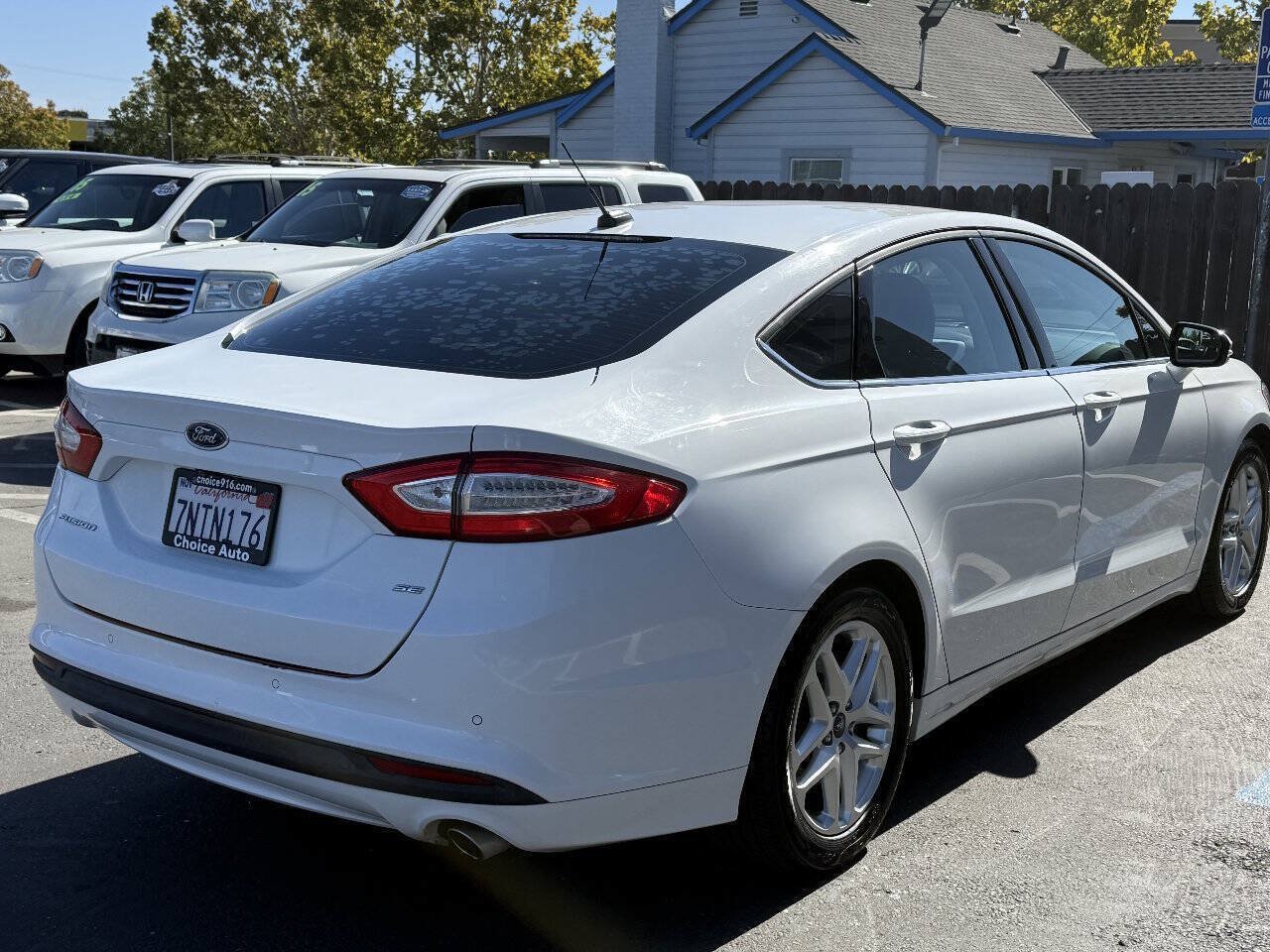 Used 2016 Ford Fusion SE FWD image 4