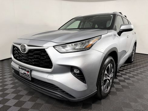 Used 2020 Toyota Highlander XLE AWD/4WD image 3